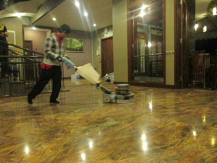Cara membersihkan lantai setelah renovasi